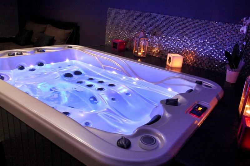 What Is The Differences Between a Spa and a Jacuzzi?