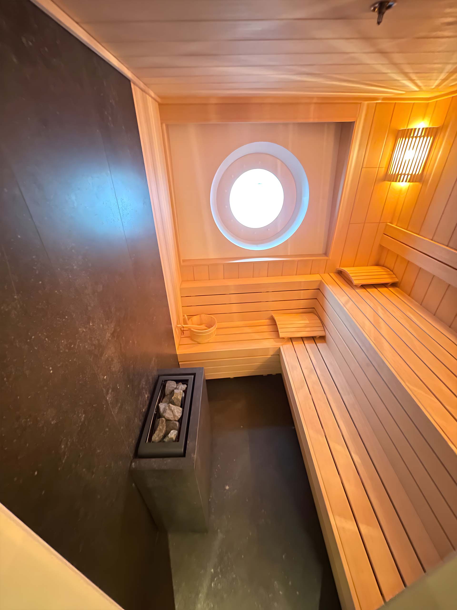 Amsterdam Boat Sauna – Navigate serenity. Purchase and build this Sauna Dekor marvel, fusing avant-garde design with an economical cost for an exceptional wellness retreat."