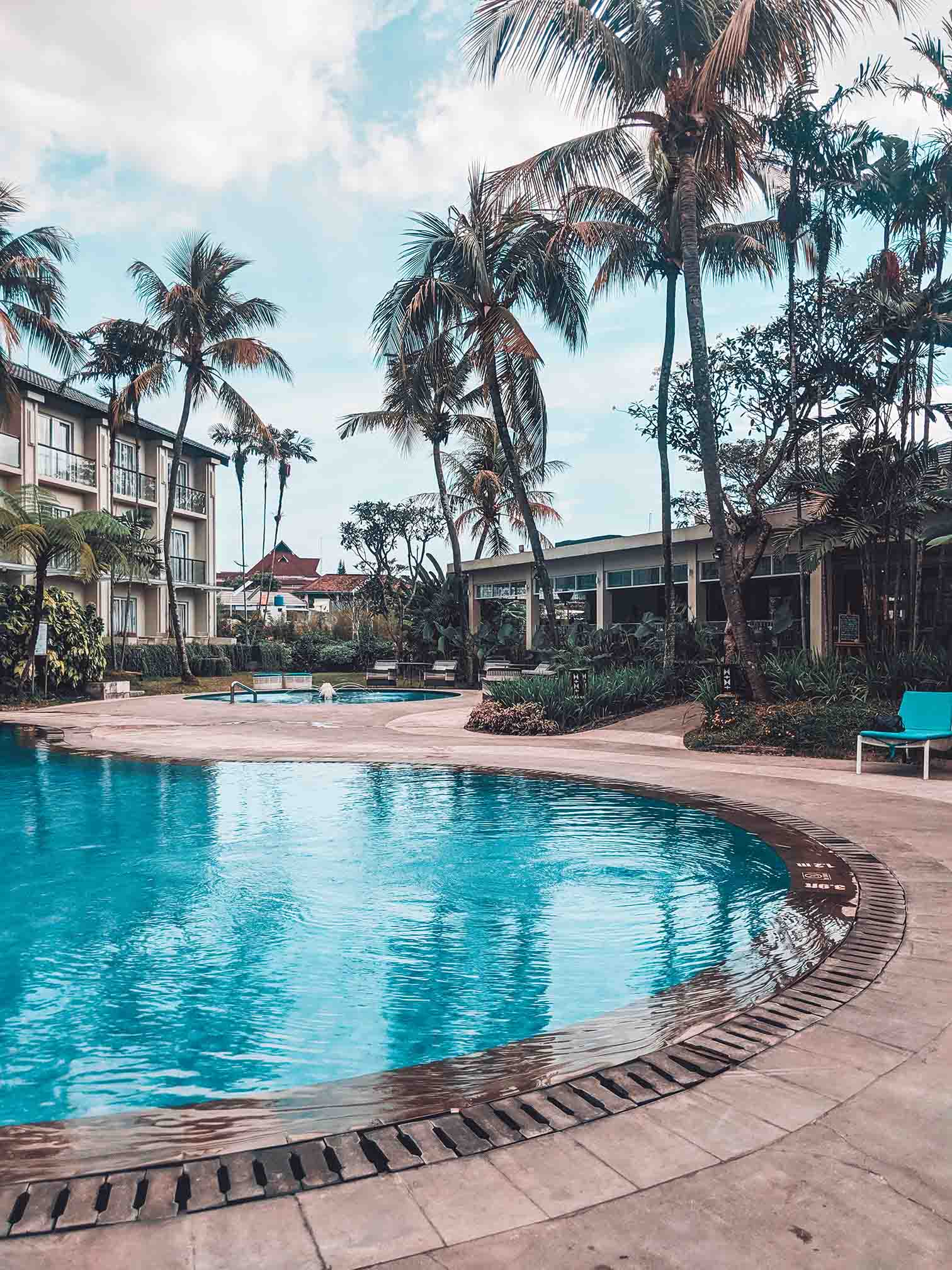 Dive into Luxury: Sauna Dekor's Bahamas Pool, a Designer's Oasis